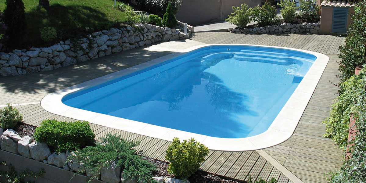 piscine coque avec une pente douce