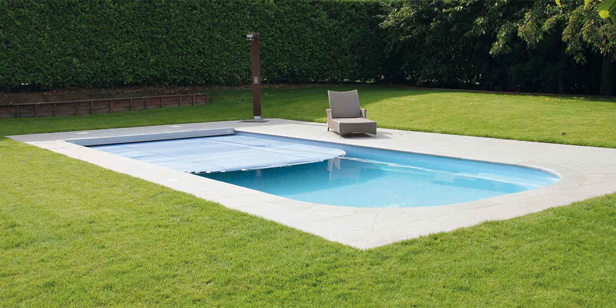 piscine coque avec un volet de sécurité