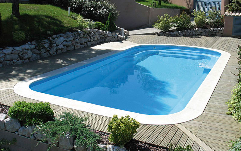 piscine coque avec banquette